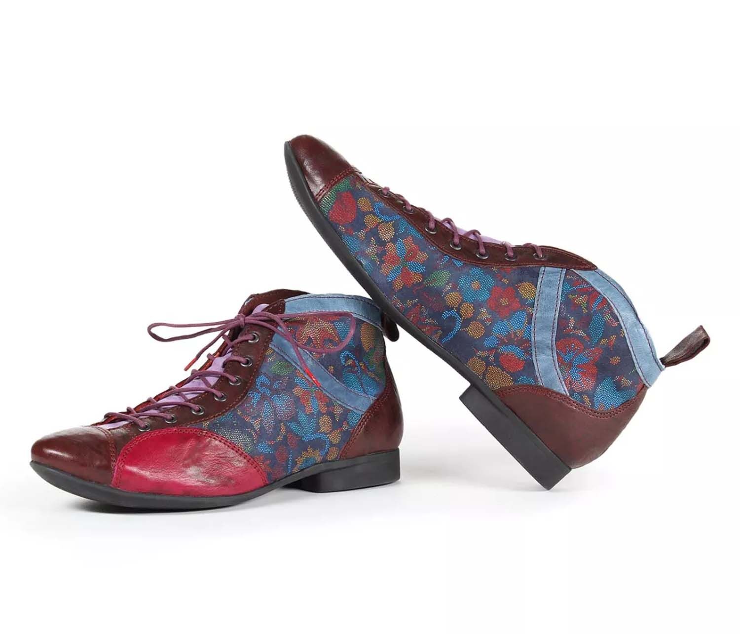 bunter Langschnürer von Think in weinrot und blauem Blumenprint
