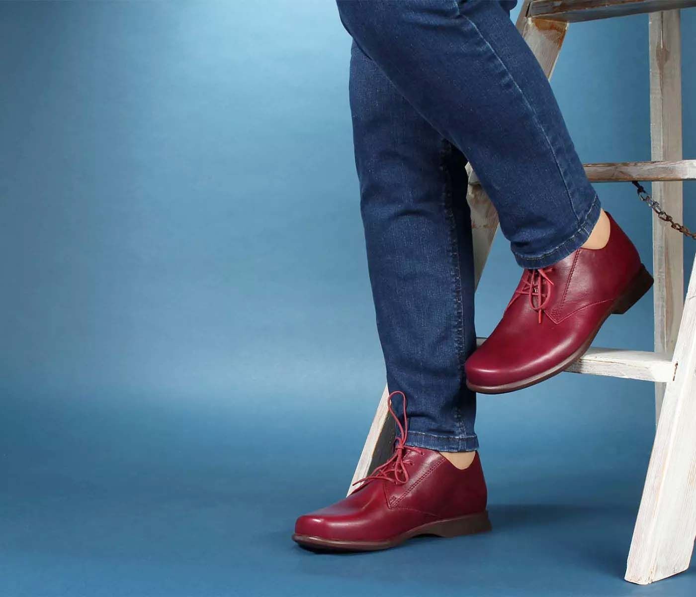 Pensa Damen Schnürschuh von Think in rot am Fuß fotografiert