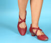 think pumps rot aida cherry 86240-73 fussbett: lederbezogene nicht wechselbare kork-latex-bettung (pflanzlich gegerbt) kalbsleder pflanzlich  gegerbt - nicht gefärbt neuer 35 mm absatz mit weicherem auftritt die beliebten riemchen-pumps in neuen ledern und neuen farben. klettverschluss für schnellen einstieg am äusseren riemchen, kleiner gummizug am inneren riemchen. geniale, kleine kerbung am dekollete für besten sitz