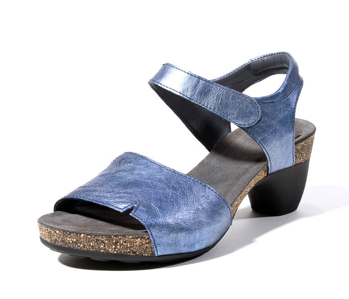 think sandaletten blau traudi indigo 84867-90 nicht wechselbares kork-leder fussbett (pflanzlich gegerbt) kalbsleder pflanzlich  gegerbt - gefärbt 30 mm absatz und 15 mm eingearbeitetes plateau ideale sommer-sandalette mit breiter bandage für den ballenbereich und sicherem halt durch den langen klettverschluss am knöchelriemen.