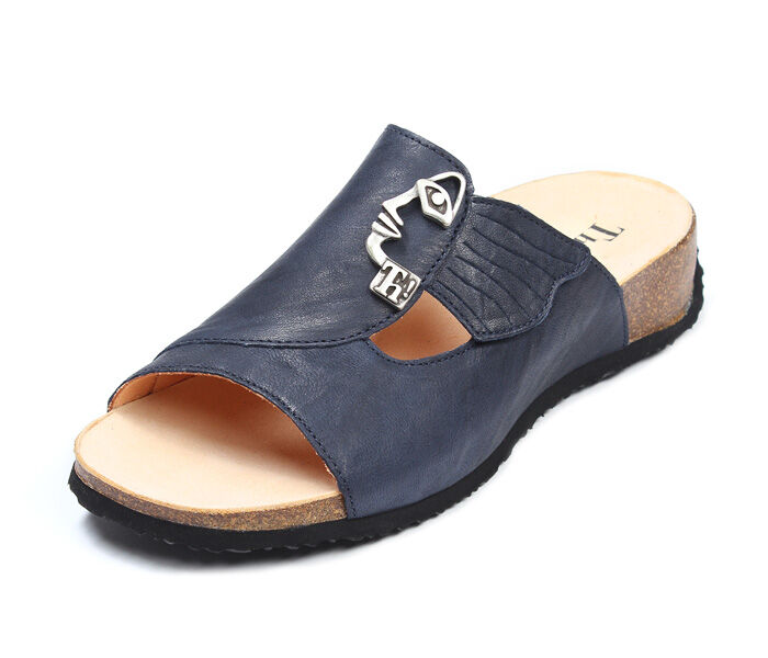 think pantoletten blau mizzi navy 124-8080 fussbett: lederbezogene nicht wechselbare kork-latex-bettung (pflanzlich gegerbt) lederfutter - vegetabil gegerbt 20 mm keil-absatz die meist gekaufte pantolette von think - individuell verstellbar durch 1 breiten klett-verschluss und immer wieder in anderen farben und ledern erhältlich.