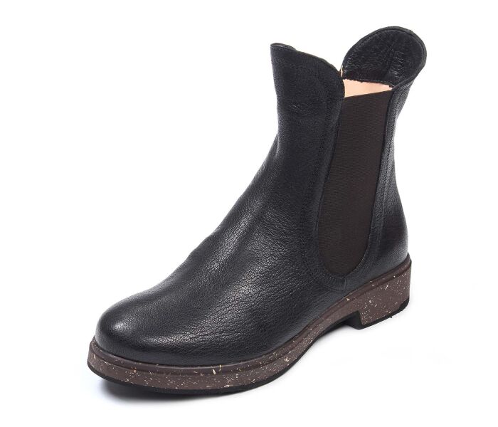 think stiefeletten schwarz cogita schwarz 425-0000 fussbett: lederbezogene wechselbare kork-weichschaum-bettung mit besonders guter auftritt-dämpfung im ballenbereich (pflanzlich gegerbt) glattleder - vegetabil gegerbt 15 mm absatz für sicherem stand etwas derberer chelsea-boots mit kräftigen gummizügen für das kommende winterwetter. nahtfreie ballenpartie und weicher schaftrand bereiten behaglichkeit.