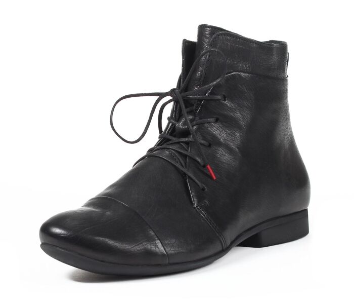 think stiefeletten schwarz guad-2 schwarz 413-0000 fussbett: lederbezogene wechselbare kork-latex-bettung (pflanzlich gegerbt) leder pflanzlich  gegerbt 10 mm absatz west-end booties mit dekorativ betonter vorderkappe. funktionsschnürung und seitlicher reissverschluss sorgen für einfachen einstieg und bequemen halt. der hohe schaftrand birgt sportive und formelle kombinationsmöglichkeiten für rock, kleid oder hose.