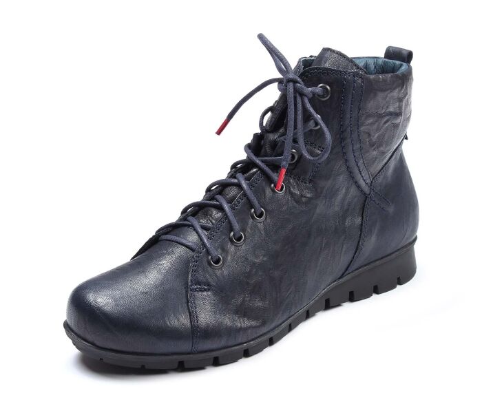 think boots blau menscha navy 95-8000 fussbett: walkloden-bezogene wechselbare kork-latex-bettung echter walkloden von steiner 1888 aus österreich 5 mm keil-absatz auf vielfachen wunsch wieder im sortiment: der klassische schnür-boots von menscha mit 7-loch schnürung für perfekten halt. der weiche schaftrand sorgt für komfort am bein. mit seitlichem reissverschlussschafthöhe ca. 12 cm - mit lodenfutter