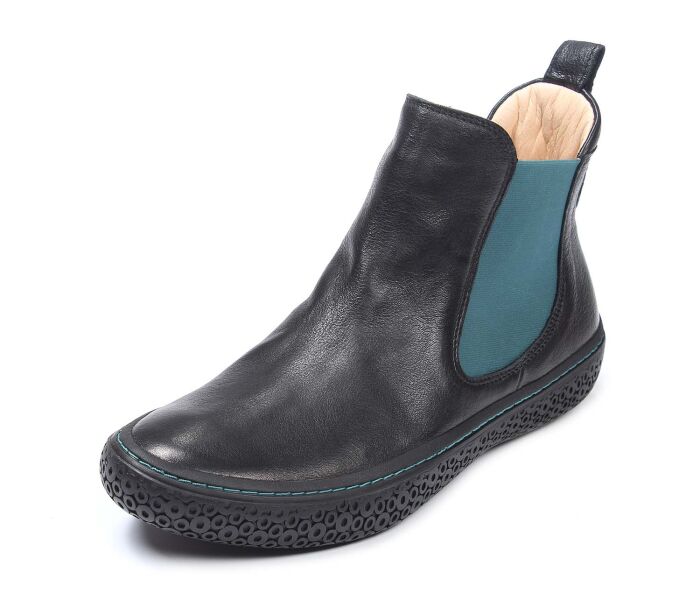 think booties schwarz tjub schwarz 428-0010 fussbett: lederbezogene wechselbare kork-weichschaum-bettung mit besonders guter auftritt-dämpfung im ballenbereich (pflanzlich gegerbt) leder pflanzlich  gegerbt ohne absatz leichte sportliche chelsea-booties, ganz klassisch mit 2 seitlichen gummizügen und anfasser am fersenabschluss. nahtfreie ballenpartie und weich gepolsterter schaftabschluss sorgen für wohlfühl-momente.schafthöhe ca. 12 cm