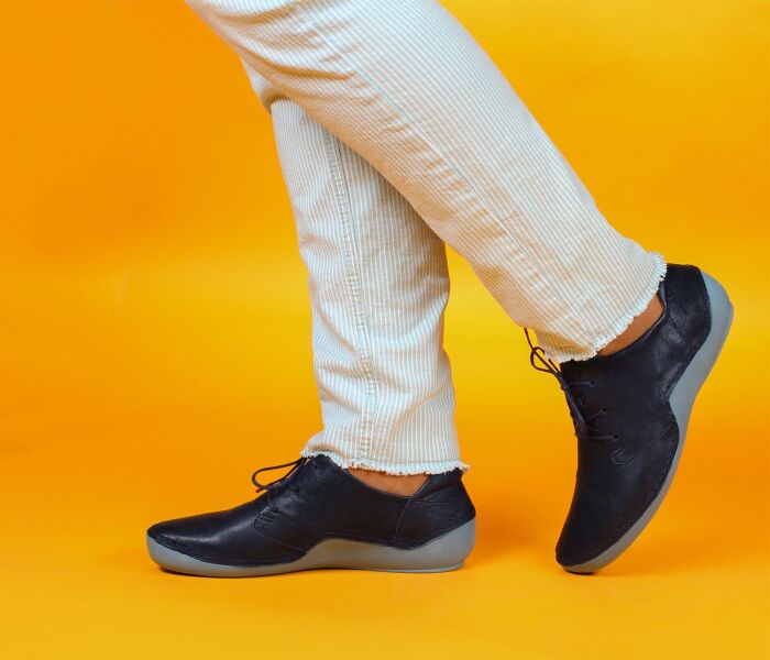 think schnürschuhe blau kapsl ocean 204-8010 fussbett: lederbezogene wechselbare kork-weichschaum-bettung mit besonders guter auftritt-dämpfung im ballenbereich (pflanzlich gegerbt) kalbsleder pflanzlich  gegerbt - nicht gefärbt 10 mm absatz in der schalensohle klassischer 3-loch schnürer in betont sportiver optik, weiter einstieg und individuelle passform durch kräftige schnürung, nahtfreier ballenbereich für hohen laufkomfort