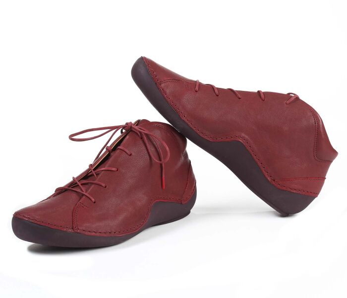 think booties rot kapsl rosso 668-5000 fussbett: lederbezogene wechselbare kork-weichschaum-bettung mit besonders guter auftritt-dämpfung im ballenbereich (pflanzlich gegerbt) kalbsleder pflanzlich  gegerbt - nicht gefärbt 10 mm absatz in der schalensohle toller schnür-bootie von think mit weitem einstieg und durchgehender funktionsschnürung, weich gepolsterter schaftrand - sehr sportlich