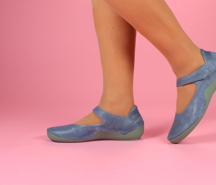 think ballerinas blau kapsl denim 416-8010 fussbett: lederbezogene wechselbare kork-weichschaum-bettung mit besonders guter auftritt-d&auml;mpfung im ballenbereich (pflanzlich gegerbt) kalbsleder pflanzlich  gegerbt - nicht gef&auml;rbt 10 mm absatz in der schalensohle grossartiger neuer riemchen ballerina von think in sportlicher aufmachung, ideal f&uuml;r lange wege, auch sehr gut barfuss zu tragen. sicherer halt durch kr&auml;ftigen klettverschluss, weich gepolsterte fersenpartie und nahtfreier ballenbereich - sehr beliebt