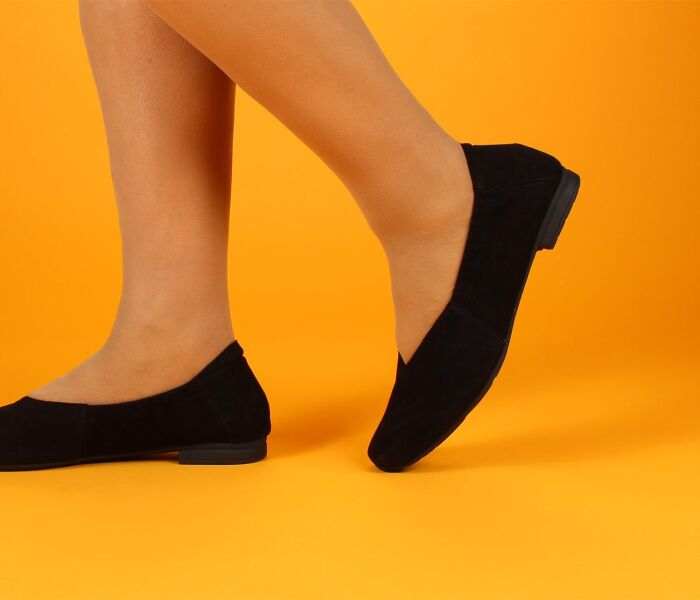 think ballerinas schwarz gaudi schwarz 733-0000 wechselbare lederbezogene kork-weichschaum-bettung mit hoher d&auml;mpfung (pflanzlich gegerbt) kalbsleder pflanzlich  gegerbt - nicht gef&auml;rbt 15 mm block-absatz mit guter d&auml;mpfung grossartig neuer ballerina in fuss-schmeichelnder ausf&uuml;hrung. guter halt durch seitlich eingearbeite gummiz&uuml;ge, die asymmetrische karree-form mit fast gerader innenlinie bietet raum f&uuml;r ersten zeh und ballen, das hochgeschlossene dekollete gibt halt und verdeckt den ballen.