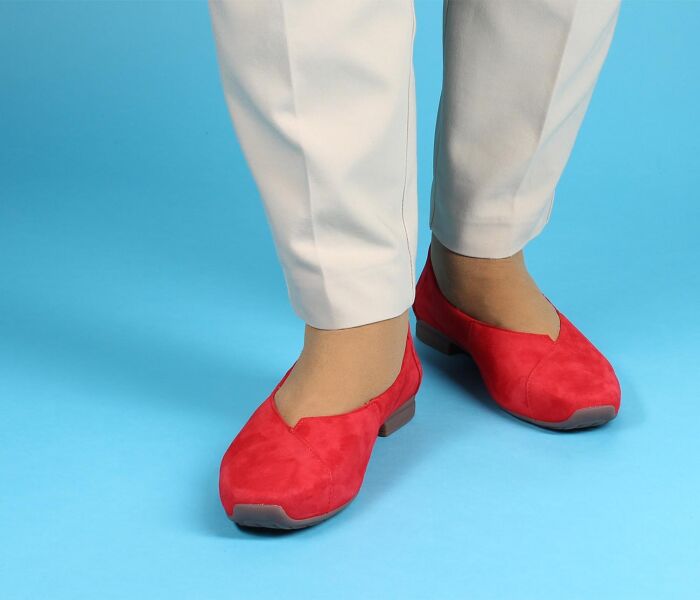 think ballerinas rot gaudi fire 733-5000 wechselbare lederbezogene kork-weichschaum-bettung mit hoher dämpfung (pflanzlich gegerbt) kalbsleder pflanzlich  gegerbt - nicht gefärbt 15 mm block-absatz mit guter dämpfung grossartig neuer ballerina in fuss-schmeichelnder ausführung. guter halt durch seitlich eingearbeite gummizüge, die asymmetrische karree-form mit fast gerader innenlinie bietet raum für ersten zeh und ballen, das hochgeschlossene dekollete gibt halt und verdeckt den ballen.