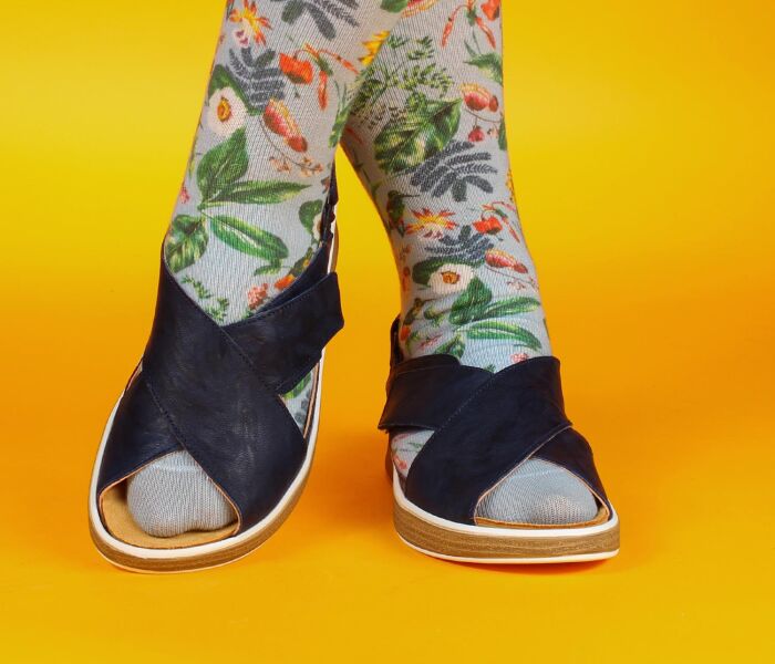 think sandaletten blau meggie indigo 367-8020 durch klett fixiertes, wechselbares geschäumtes pu-leder fußbett kalbsleder pflanzlich  gegerbt - farblich passend gefärbt 10 mm keilabsatz in der sohle besonders praktische sandalette mit der beliebten kreuz-bandage für besten halt. 2 klettverschlüsse sorgen für einfachen einstieg und komfortablen sitz.