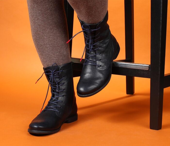 think stiefeletten blau agrat navy 34-8020 fussbett: textilfilz-bezogene wechselbare kork-latex-bettung (pflanzlich gegerbt) mit besonderer auftritt-dämpfung im ballenbereich weicher textil-filz aus 75 % wolle, 5 % cashmere und 20 % polyamid 10 mm comfort-absatz sehr, sehr femininer und bequemer boots mit nahtfreier vorderpartie, durchgehender funktionsschnürung und seitlichem reissverschluss für einfachen einstieg.schafthöhe ca. 17 cm