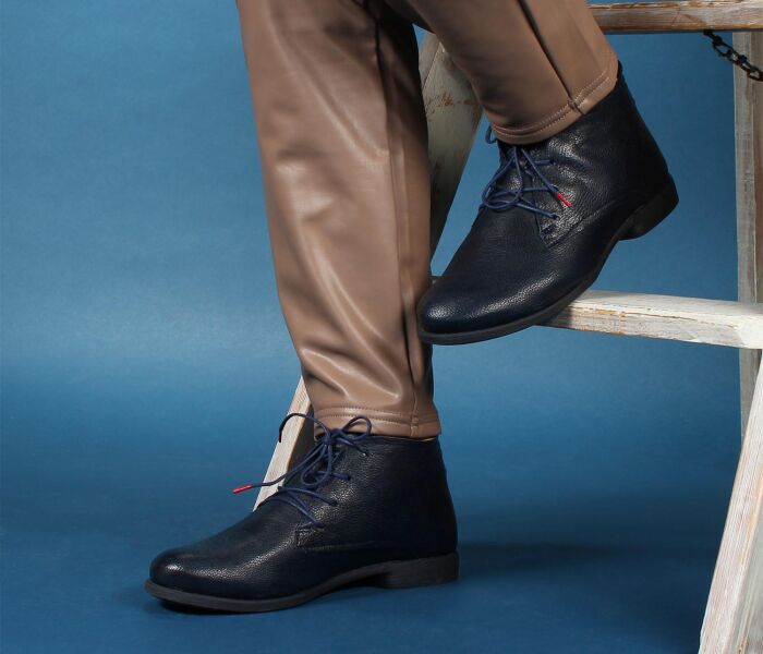 think schn&uuml;rschuhe blau agrat navy 82-8010 fussbett: lederbezogene wechselbare kork-latex-bettung (pflanzlich gegerbt) lederfutter - vegetabil gegerbt und ungef&auml;rbt 10 mm comfort-absatz ganz seri&ouml;ser schn&uuml;r-bootie f&uuml;r jeden tag mit gutem platzangebot, kn&ouml;chelumspielende h&ouml;he, 4 loch-schn&uuml;rungschafth&ouml;he ca. 8 cm