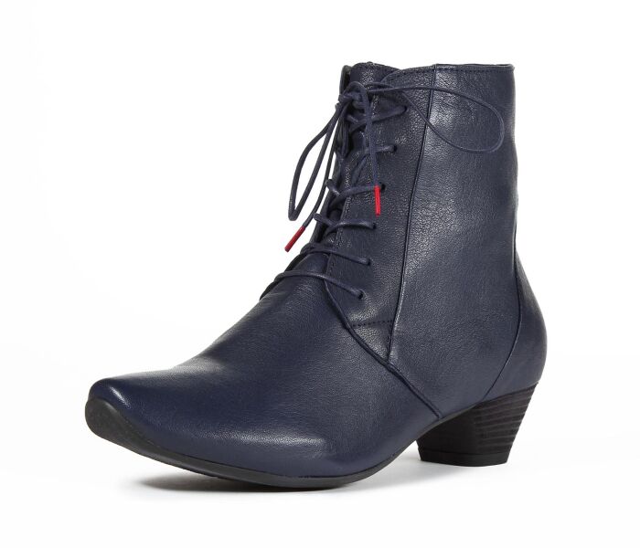think pumps blau aida navy 670-8010 fussbett: lederbezogene nicht wechselbare kork-latex-bettung (pflanzlich gegerbt) kalbsleder pflanzlich  gegerbt - nicht gefärbt neuer 35 mm absatz mit weicherem auftritt ganz feine schnür-stiefelette mit durchgehender funktionsschnürung für beste passform, eigentlich auch schon ein klassiker von think!