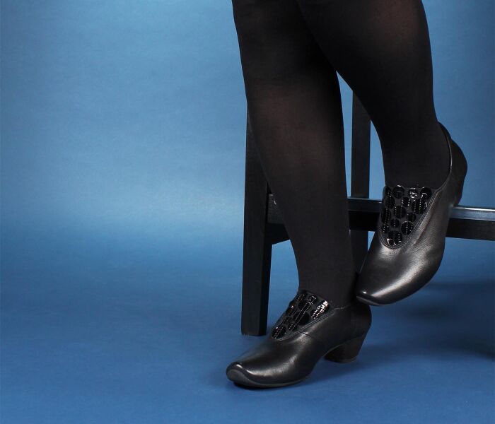 think pumps schwarz aida schwarz/kombi 809-0010 fussbett: lederbezogene wechselbare kork-latex-bettung (pflanzlich gegerbt) lederfutter - vegetabil gegerbt und ungef&auml;rbt neuer 35 mm absatz mit weicherem auftritt extra schicker pumps f&uuml;r lange abende oder wenn die wolken wieder einmal lila sind... nahtfreie vorderpartie, abgepolsterte fersenpartie und breiter elastikeinsatz &uuml;ber den fu&szlig; sorgen f&uuml;r comfort