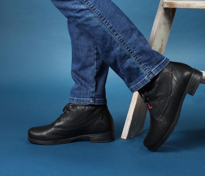 think booties schwarz denk schwarz 344-0010 fussbett: lammfell bezogene wechselbare kork-latex-bettung (pflanzlich gegerbt) feines lammfell-futter - chromfrei gegerbt - lammfell wirkt temperaturausgleichend und h&auml;lt so trocken und warm 10 mm absatz das warten hat sich gelohnt. es gibt ihn wieder: beliebter schn&uuml;r-bootie mit funktionsschn&uuml;rung. passt, wackelt nicht und hat luft. mit lammfell-futterschafth&ouml;he ca. 12 cm
