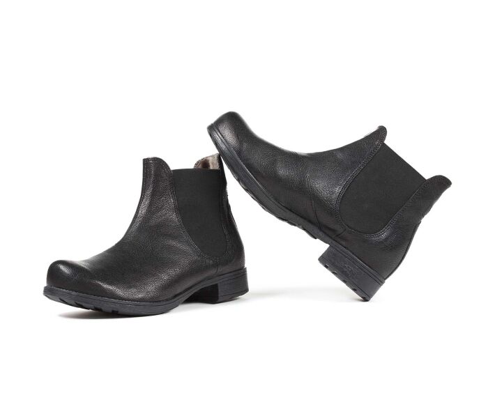 think booties schwarz denk schwarz 814-0000 wechselbare lammfell-bezogene kork-weichschaum-bettung mit besonders guter auftritt-dämpfung im ballenbereich (pflanzlich gegerbt) feines lammfell-futter - chromfrei gegerbt - lammfell wirkt temperaturausgleichend und hält so trocken und warm 10 mm absatz ganz klassischer chelsea-booties mit  2 breiten gummizügen für sicheren halt und bequemen einstieg. nahtfreie ballenpartie mit einer schafthöhe von ca. 10 cm.