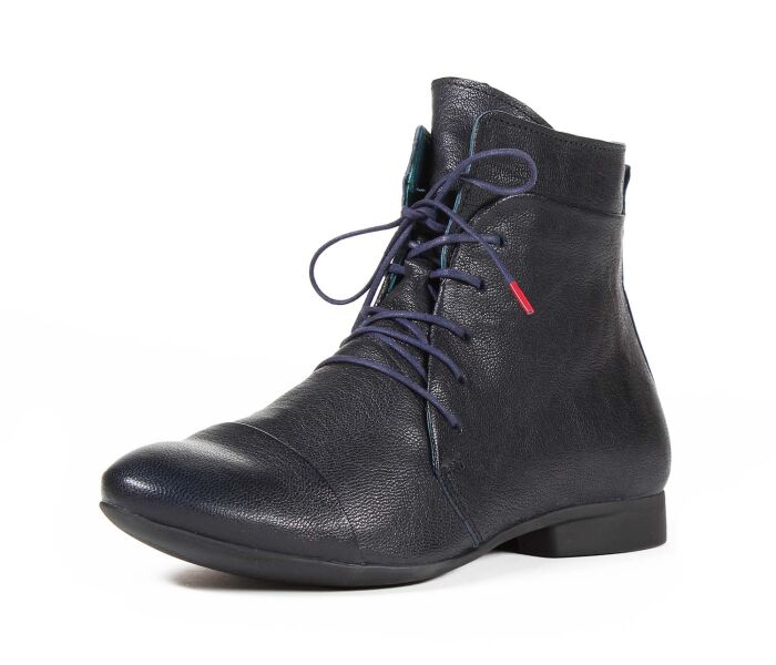 think stiefeletten blau guad-2 navy 413-8030 fussbett: lederbezogene wechselbare kork-latex-bettung (pflanzlich gegerbt) leder pflanzlich  gegerbt 10 mm absatz west-end booties mit dekorativ betonter vorderkappe. funktionsschn&uuml;rung und seitlicher reissverschluss sorgen f&uuml;r einfachen einstieg und bequemen halt. der hohe schaftrand birgt sportive und formelle kombinationsm&ouml;glichkeiten f&uuml;r rock, kleid oder hose.
