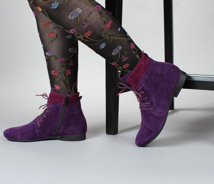 think stiefeletten lila guad-2 ametist/kombi 501-8010 fussbett: lederbezogene wechselbare kork-latex-bettung (pflanzlich gegerbt) echter walkloden von steiner 1888 aus österreich 10 mm absatz west-end booties mit dekorativ betonter vorderkappe. funktionsschnürung und seitlicher reissverschluss sorgen für einfachen einstieg und bequemen halt. der hohe schaftrand birgt sportive und formelle kombinationsmöglichkeiten für rock, kleid oder hose.