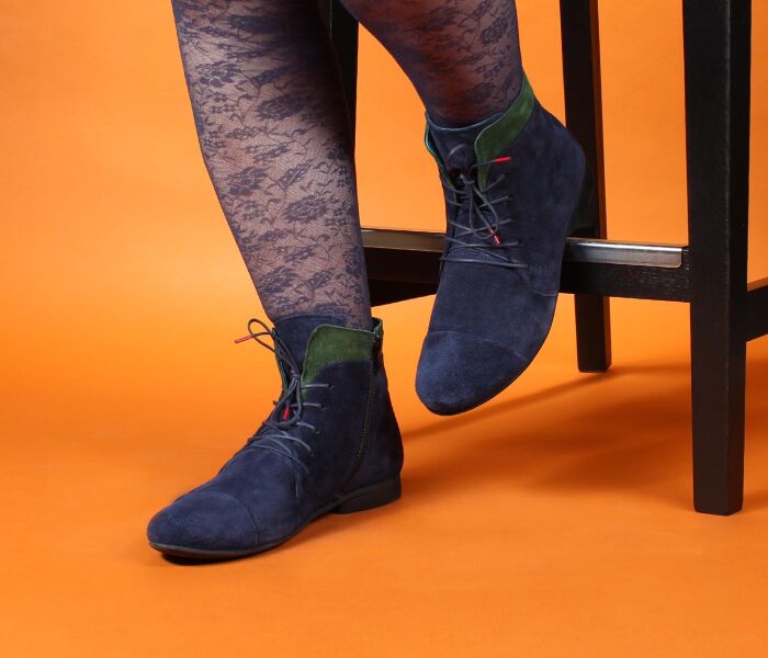 think stiefeletten blau guad-2 marine/kombi 501-8020 fussbett: lederbezogene wechselbare kork-latex-bettung (pflanzlich gegerbt) echter walkloden von steiner 1888 aus österreich 10 mm absatz west-end booties mit dekorativ betonter vorderkappe. funktionsschnürung und seitlicher reissverschluss sorgen für einfachen einstieg und bequemen halt. der hohe schaftrand birgt sportive und formelle kombinationsmöglichkeiten für rock, kleid oder hose.