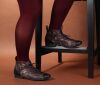 think booties schwarz guad-2 taupe/kombi 618-2010 fussbett: lederbezogene wechselbare kork-latex-bettung (pflanzlich gegerbt) lederfutter - vegetabil gegerbt und ungef&auml;rbt 10 mm absatz ein klassiker ist zur&uuml;ck...immer wieder gew&uuml;nscht, jetzt wieder lieferbarkn&ouml;chelhoher langschn&uuml;rer f&uuml;r bestem halt, mit hervoragendem sitz und einfach tollem aussehen. geeignet f&uuml;r fast alle gelegenheiten. aber obacht. mit diesem schuh werden sie alsbald in eine konversation eingebunden.