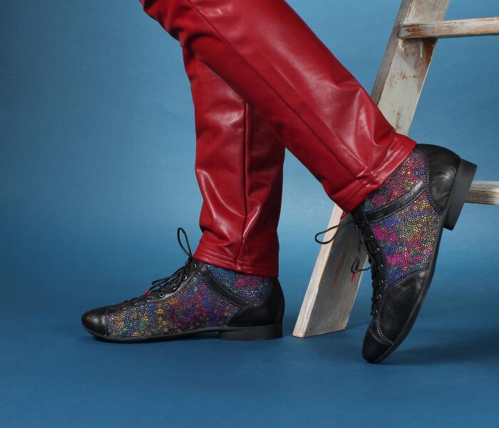think booties schwarz guad-2 multicolour/kombi 618-9030 fussbett: lederbezogene wechselbare kork-latex-bettung (pflanzlich gegerbt) lederfutter - vegetabil gegerbt und ungef&auml;rbt 10 mm absatz ein klassiker ist zur&uuml;ck...immer wieder gew&uuml;nscht, jetzt wieder lieferbarkn&ouml;chelhoher langschn&uuml;rer f&uuml;r bestem halt, mit hervoragendem sitz und einfach tollem aussehen. geeignet f&uuml;r fast alle gelegenheiten. aber obacht. mit diesem schuh werden sie alsbald in eine konversation eingebunden.