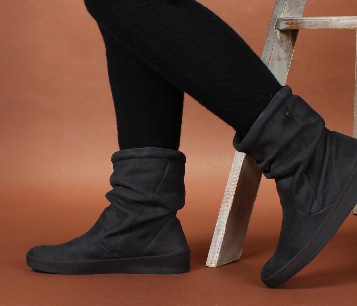 think booties schwarz kumi schwarz 836-0000 fussbett:  wechselbare lederbezogene kork-weichschaum-bettung mit besonders guter auftritt-d&auml;mpfung im ballenbereich (pflanzlich gegerbt) weicher textil-filz aus 75 % wolle, 5 % cashmere und 20 % polyamid ohne absatz schlicht sportlicher schlupf-bootie in taupe mit geschopptem schaft