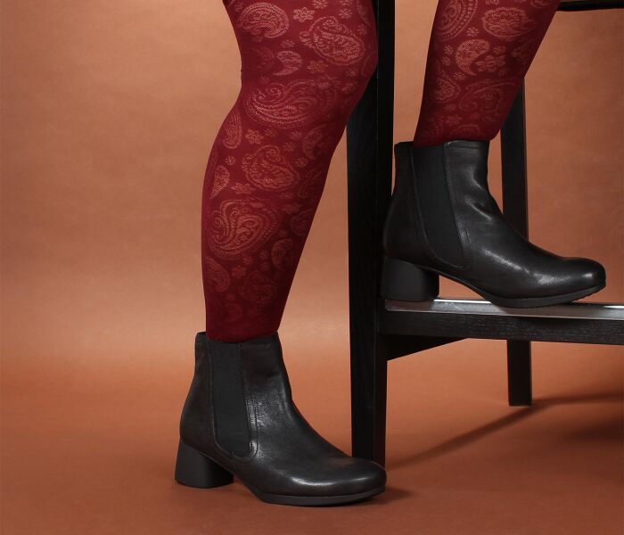 think stiefeletten schwarz nani schwarz 743-0000 fussbett: lederbezogene wechselbare kork-latex-bettung (pflanzlich gegerbt) lederfutter - vegetabil gegerbt und ungefärbt neuer 35 mm absatz mit sehr gut gedämpftem auftritt ganz schlicht und elegante chelsea-stiefeletten in schwarzem glattleder mit den klassischen gummizügen zu beiden seiten.