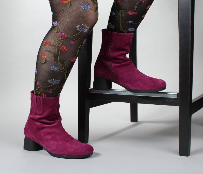 think stiefeletten pink nani magnolia 821-5000 fussbett: lederbezogene wechselbare kork-latex-bettung (pflanzlich gegerbt) lederfutter - vegetabil gegerbt und ungefärbt neuer 35 mm absatz mit sehr gut gedämpftem auftritt wunderschöne stiefeletten mit asymmetrischer mittelnaht und seitlichem reißverschluß. kleiner gummizug am äußeren schaftrand.schafthöhe ca. 15 cm