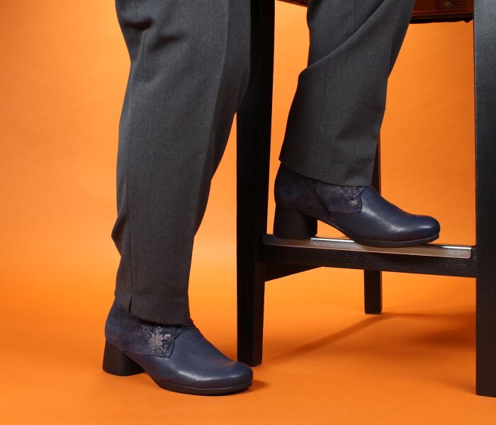 think stiefeletten blau nani navy/kombi 824-8010 fussbett: lederbezogene wechselbare kork-latex-bettung (pflanzlich gegerbt) lederfutter - vegetabil gegerbt und ungefärbt neuer 35 mm absatz mit sehr gut gedämpftem auftritt sehr bequeme und geräumige stiefelette mit weiter schnürung und seitlichem reißverschluß. knöchelbedeckende schafthöhe von ca. 8 cm