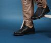 think slipper schwarz pensa damen schwarz 860-0000 fussbett: lederbezogene wechselbare kork-latex-bettung (pflanzlich gegerbt) lederfutter - pflanzlich gegerbt 5 mm absatz noch ein neues pensa-modell ganz schlichter slipper mit dezentem schwarzem schmuckst&uuml;ck. 2 seitliche gummiz&uuml;ge  f&uuml;r einfachen einstieg und guten sitz. nahtfreie ballenpartie und genug raum f&uuml;r die zehen.