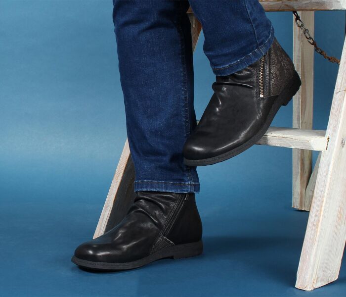 think booties schwarz rento schwarz/kombi 841-0000 lederbezogene kork-latex-bettung - vegetabil gegerbt lederfutter - vegetabil gegerbt und ungefärbt 10 mm absatz sehr geräumiger knöchelhoher bootie mit charmant floralem print. komfortabler einstieg durch 2 funktions-reißverschlüsse.schafthöhe ca. 8 ccm