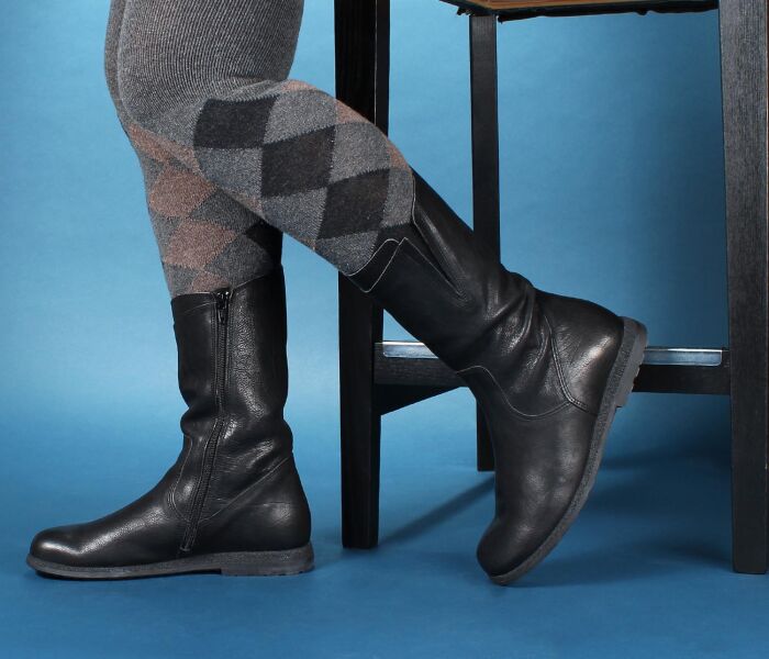 think stiefel schwarz rento schwarz 876-0000 fussbett: lodenbezogene wechselbare kork-latex-bettung (pflanzlich gegerbt) echter walkloden von steiner 1888 aus österreich 10 mm absatz markanter stiefel mit seitlichem reißverschluß und kleinem gummizug an der außenseite. schafthöhe von ca. 24 cm