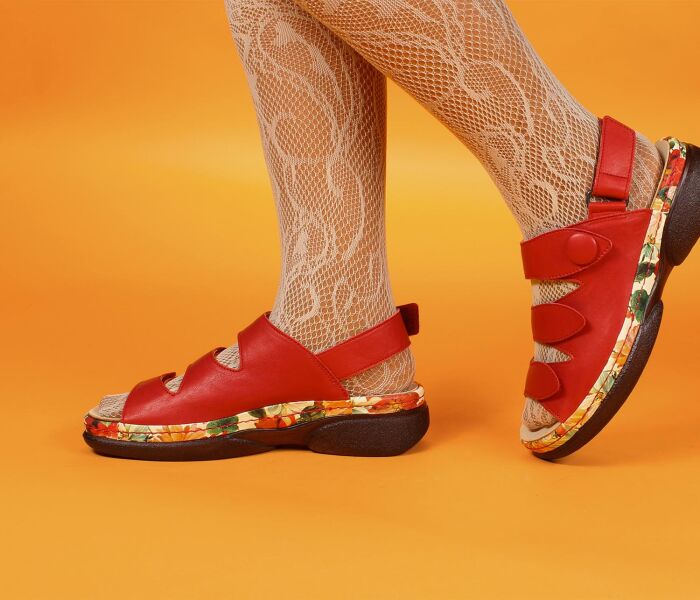 think sandaletten rot cambio fire/kombi 587-5200 fussbett: lederbezogene wechselbare kork-latex-bettung (pflanzlich gegerbt) leder pflanzlich  gegerbt 15 mm keil-absatz beliebt und bewährte sandalette mit 4 klettverschlüsssen