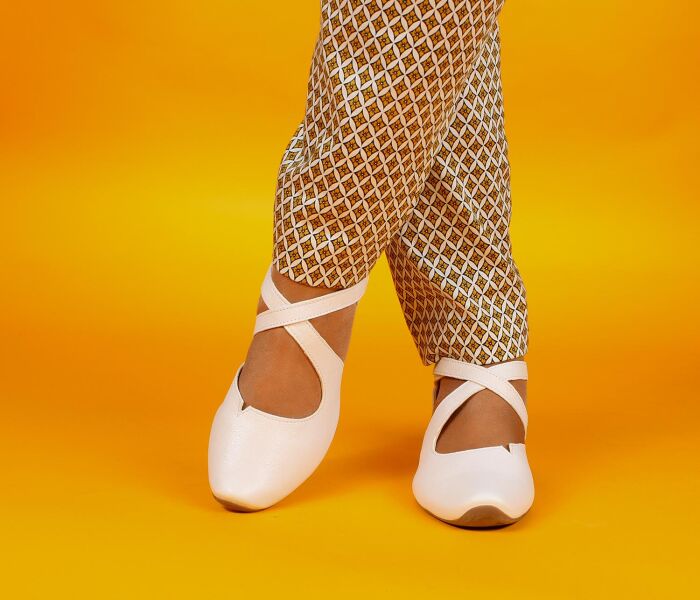 think pumps weiss aida bianco 209-1020 fussbett: lederbezogene nicht wechselbare kork-latex-bettung (pflanzlich gegerbt) kalbsleder pflanzlich  gegerbt - nicht gefärbt neuer 35 mm absatz mit weicherem auftritt die beliebten riemchen-pumps in neuen ledern und neuen farben. klettverschluss für schnellen einstieg am äusseren riemchen, kleiner gummizug am inneren riemchen. geniale, kleine kerbung am dekollete für besten sitz