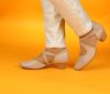 think pumps beige aida pallisandro 209-4050 fussbett: lederbezogene nicht wechselbare kork-latex-bettung (pflanzlich gegerbt) kalbsleder pflanzlich  gegerbt - nicht gef&auml;rbt neuer 35 mm absatz mit weicherem auftritt die beliebten riemchen-pumps in neuen ledern und neuen farben. klettverschluss f&uuml;r schnellen einstieg am &auml;usseren riemchen, kleiner gummizug am inneren riemchen. geniale, kleine kerbung am dekollete f&uuml;r besten sitz