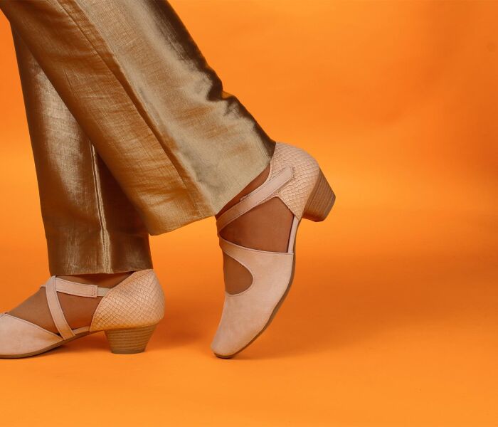 think pumps beige aida puder/kombi 209-5050 fussbett: lederbezogene nicht wechselbare kork-latex-bettung (pflanzlich gegerbt) kalbsleder pflanzlich  gegerbt - nicht gefärbt neuer 35 mm absatz mit weicherem auftritt die beliebten riemchen-pumps in neuen ledern und neuen farben. klettverschluss für schnellen einstieg am äusseren riemchen, kleiner gummizug am inneren riemchen. geniale, kleine kerbung am dekollete für besten sitz