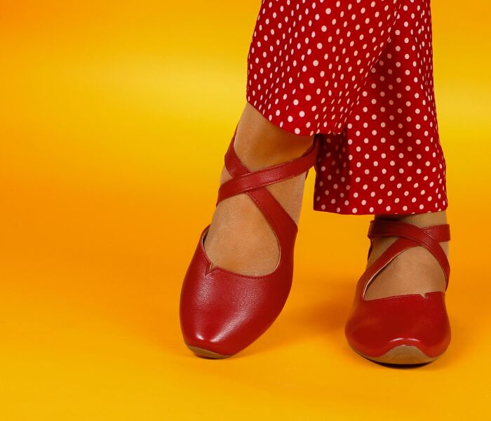 think pumps rot aida pomodoro 209-5060 fussbett: lederbezogene nicht wechselbare kork-latex-bettung (pflanzlich gegerbt) kalbsleder pflanzlich  gegerbt - nicht gefärbt neuer 35 mm absatz mit weicherem auftritt die beliebten riemchen-pumps in neuen ledern und neuen farben. klettverschluss für schnellen einstieg am äusseren riemchen, kleiner gummizug am inneren riemchen. geniale, kleine kerbung am dekollete für besten sitz