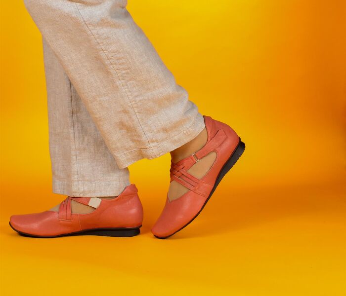 think ballerinas rose chilli candy 271-5040 fussbett: lederbezogene wechselbare kork-latex-bettung (pflanzlich gegerbt) kalbsleder pflanzlich  gegerbt - nicht gefärbt 5 mm keil-absatz ein überaus beliebter ballerina, individuell verstellbar durch 1 klettverschluss an der aussenseite und gummizug an der innenseite für guten sitz, die kleine einkerbung am dekollete sorgt für angenehmes tragegefühl