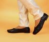 think ballerinas schwarz gaudi schwarz 733-0020 wechselbare lederbezogene kork-weichschaum-bettung mit hoher d&auml;mpfung (pflanzlich gegerbt) kalbsleder pflanzlich  gegerbt - nicht gef&auml;rbt 15 mm block-absatz mit guter d&auml;mpfung grossartig neuer ballerina in fuss-schmeichelnder ausf&uuml;hrung. guter halt durch seitlich eingearbeite gummiz&uuml;ge, die asymmetrische karree-form mit fast gerader innenlinie bietet raum f&uuml;r ersten zeh und ballen, das hochgeschlossene dekollete gibt halt und verdeckt den ballen.