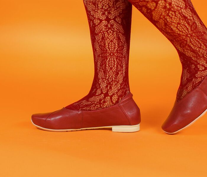 think ballerinas rot gaudi pomodoro 733-5030 wechselbare lederbezogene kork-weichschaum-bettung mit hoher dämpfung (pflanzlich gegerbt) kalbsleder pflanzlich  gegerbt - nicht gefärbt 15 mm block-absatz mit guter dämpfung grossartig neuer ballerina in fuss-schmeichelnder ausführung. guter halt durch seitlich eingearbeite gummizüge, die asymmetrische karree-form mit fast gerader innenlinie bietet raum für ersten zeh und ballen, das hochgeschlossene dekollete gibt halt und verdeckt den ballen.