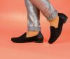 think slipper schwarz gaudi schwarz/kombi 957-0000 wechselbare lederbezogene kork-weichschaum-bettung mit hoher d&auml;mpfung (pflanzlich gegerbt) kalbsleder pflanzlich  gegerbt - nicht gef&auml;rbt 15 mm block-absatz mit guter d&auml;mpfung besonders leichter und bequemer slipper mit 2 beidseitigen gummiz&uuml;gen