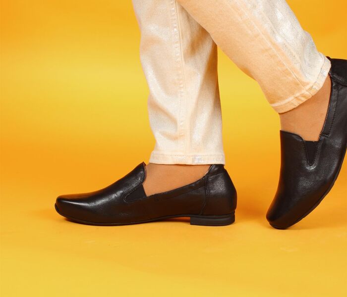 think slipper schwarz gaudi schwarz 957-0010 wechselbare lederbezogene kork-weichschaum-bettung mit hoher dämpfung (pflanzlich gegerbt) kalbsleder pflanzlich  gegerbt - nicht gefärbt 15 mm block-absatz mit guter dämpfung besonders leichter und bequemer slipper mit 2 beidseitigen gummizügen