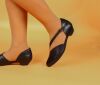 think pumps schwarz grace schwarz 920-0000 fussbett: lederbezogene nicht wechselbare kork-latex-bettung (pflanzlich gegerbt) kalbsleder pflanzlich  gegerbt - nicht gefärbt 20 mm absatz wunderschöner riemchen-pumps mit asymmetrisch angesetztem fristriemchen.