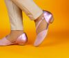 think pumps pink grace ophelia/kombi 920-5000 fussbett: lederbezogene nicht wechselbare kork-latex-bettung (pflanzlich gegerbt) kalbsleder pflanzlich  gegerbt - nicht gefärbt 20 mm absatz wunderschöner riemchen-pumps mit asymmetrisch angesetztem fristriemchen.