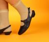 think pumps schwarz grace schwarz 941-0000 fussbett: lederbezogene nicht wechselbare kork-latex-bettung (pflanzlich gegerbt) kalbsleder pflanzlich  gegerbt - gefärbt 20 mm absatz fein verspielte fersenoffene riemchen-pumps mit verstellmöglichkeiten am knöchel- und ristriemchen