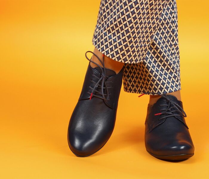 think schn&uuml;rschuhe blau guad-2 navy 412-8100 fussbett: lederbezogene wechselbare kork-latex-bettung (pflanzlich gegerbt) kalbsleder pflanzlich  gegerbt - nicht gef&auml;rbt 10 mm absatz der beliebte 4-loch-schn&uuml;rer mit nahtfreier vorderpartie f&uuml;r bew&auml;hrten laufkomfort. jetzt in der neuen guad-2 ausf&uuml;hrung ohne zehenkappe f&uuml;r noch komfortableres fussgef&uuml;hl. ergreifend schlicht und un&uuml;bertroffen passend.