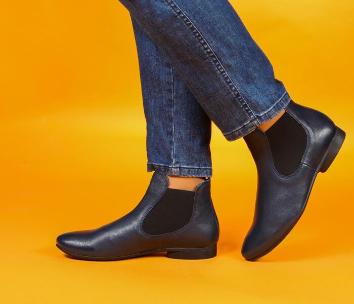 think booties blau guad-2 navy 414-8110 fussbett: lederbezogene wechselbare kork-latex-bettung (pflanzlich gegerbt) leder pflanzlich  gegerbt 10 mm absatz ein bewährt schlicht-schöner chelsea-bootie mit 2 seitlichen gummizügen, nicht zu verbessern