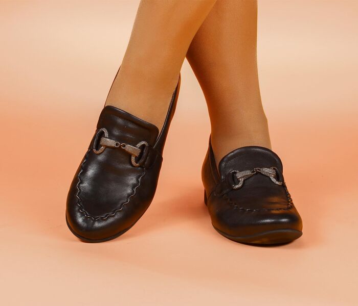 think slipper schwarz guad-2 schwarz 923-0000 fussbett: lederbezogene wechselbare kork-latex-bettung (pflanzlich gegerbt) lederfutter - vegetabil gegerbt und ungefärbt 10 mm absatz ein wahrer hingucker... klassischer slipper mit opulentem schmuckteil und hoher lasche. keine verstellmöglichkeit, kein gummizug. eher nicht für den kräftigen fuß gedacht