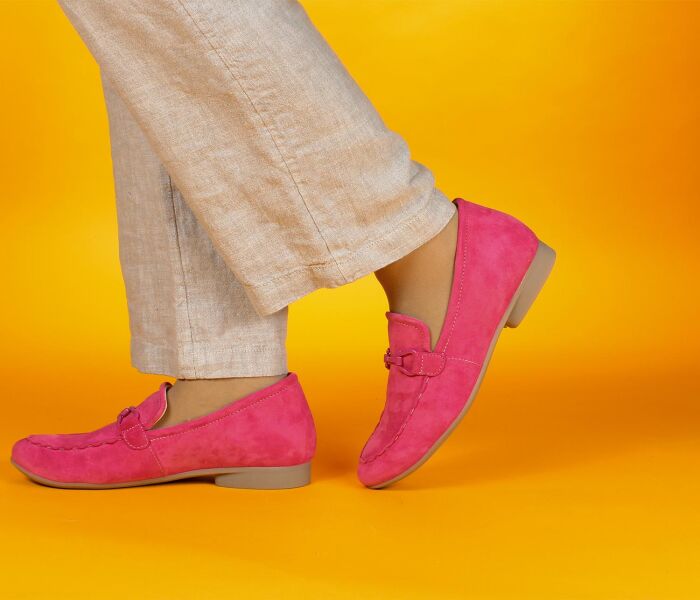 think slipper pink guad-2 magenta 956-5010 fussbett: lederbezogene wechselbare kork-latex-bettung (pflanzlich gegerbt) lederfutter - vegetabil gegerbt und ungef&auml;rbt 10 mm absatz ein wahrer hingucker... klassischer slipper mit opulentem schmuckteil und hoher lasche. keine verstellm&ouml;glichkeit, kein gummizug. eher nicht f&uuml;r den kr&auml;ftigen fu&szlig; gedacht